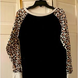 Leopard sleeve black with white collar tunic